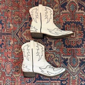 NWOT - Women’s white cowboy boots